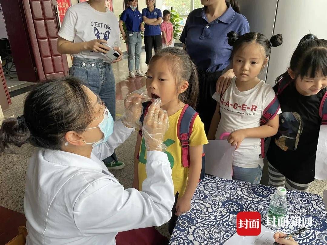 宣讲|娃儿一口烂牙咋个办？“小手拉大手 一起健康走”健康宣讲活动带着华西专家走进幼儿园