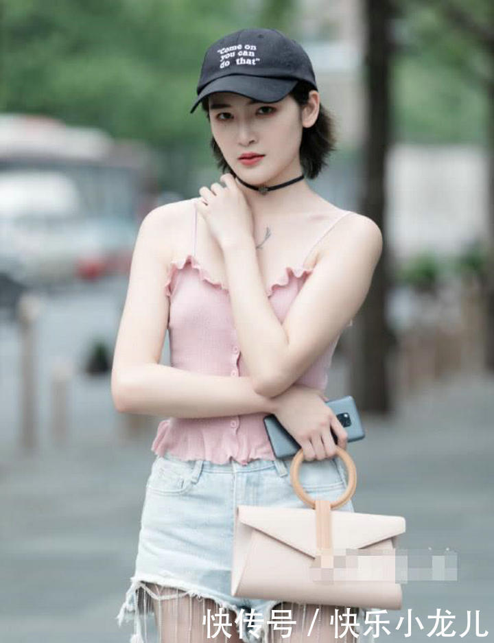 街拍粉色上衣加上白色的热裤,看上去上十分的青春活泼