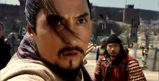 此人|水浒传:此人可与林冲大战30回合不分胜负,却轻易败在李逵斧下