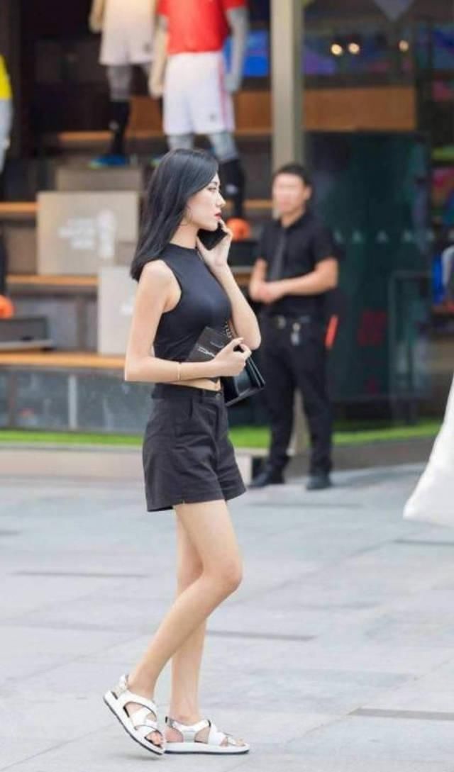 路人街拍，瞧，人家小姐姐这个身高，人家小姐姐这个纤细的腰身