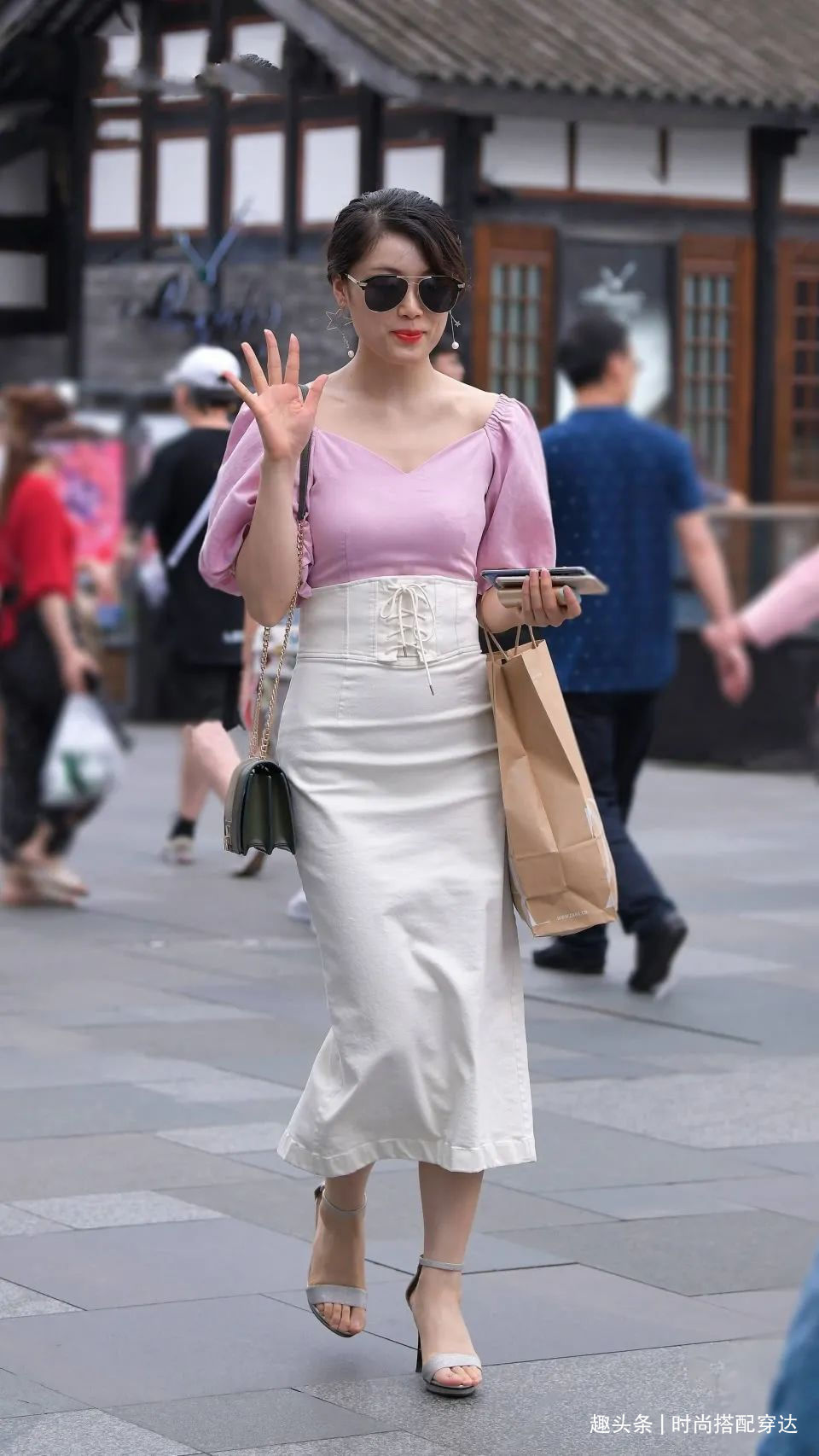 小姐姐白色束腰带，轻松展现出了一种简洁干净的感觉