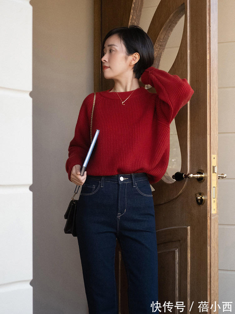 女人 “毛衣+半身裙”,“毛衣+九分裤”,才是冬季优雅女人的最优穿搭
