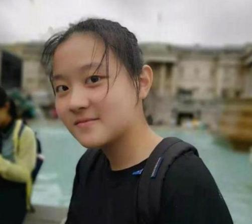 小女孩|14岁女孩的“爱情观”作文走红,连老师都点赞,网友:我不配恋爱