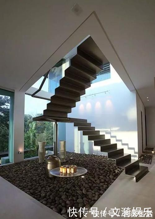 休闲|同样是楼梯,别人家装成漂亮小花园还带鱼池,你家却用来储物