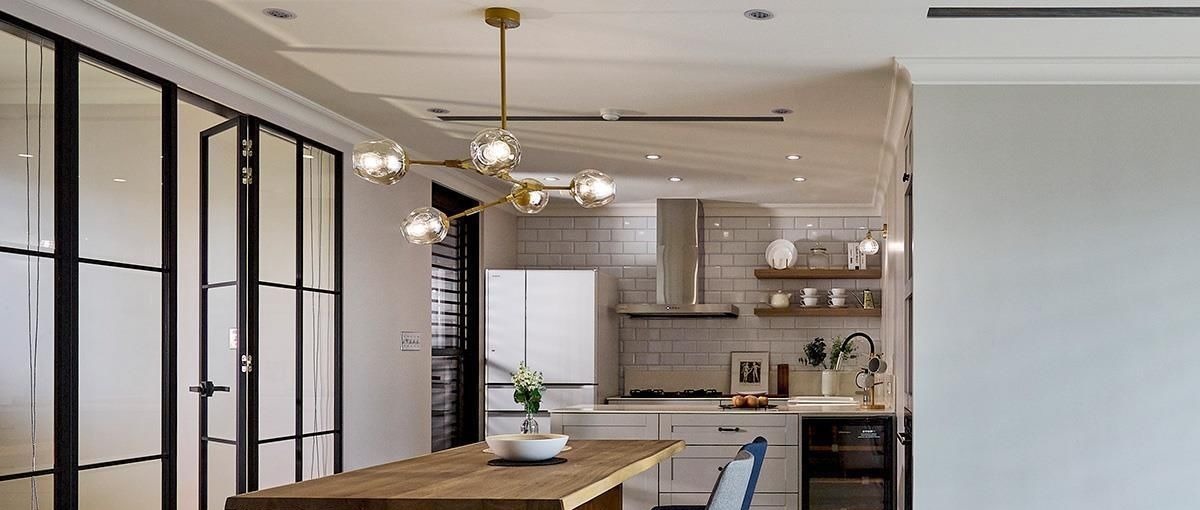 卧室床|她家122㎡的房子一入户就把人迷住,全屋堪比电影中的场景,太美了