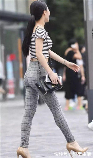 辣妈|街拍:美女穿一字肩吊带长裙,长相甜美,长发披肩温婉动人