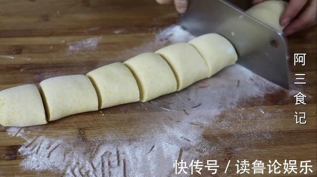 玉米面最好吃的做法,开水一烫,简单一揉,比吃肉还过瘾,太香了
