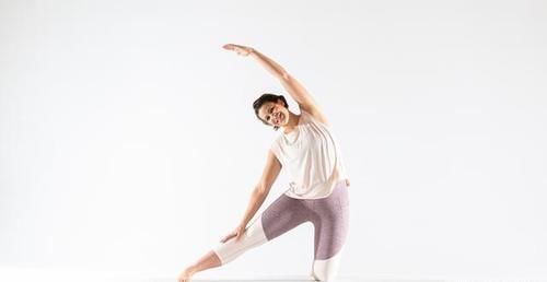 弯曲|一个瑜伽侧身伸展动作，让你的曲线更优美迷人，还能强化核心力