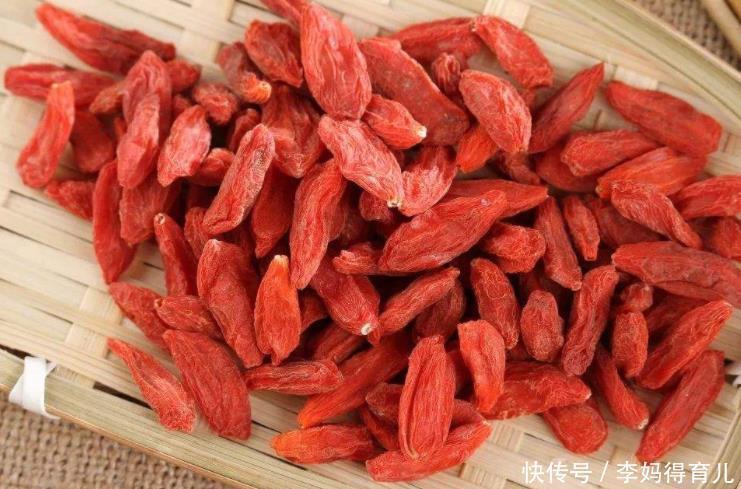 养生只能泡“枸杞”?不!三种食材泡水喝两次,能使你更加健康!