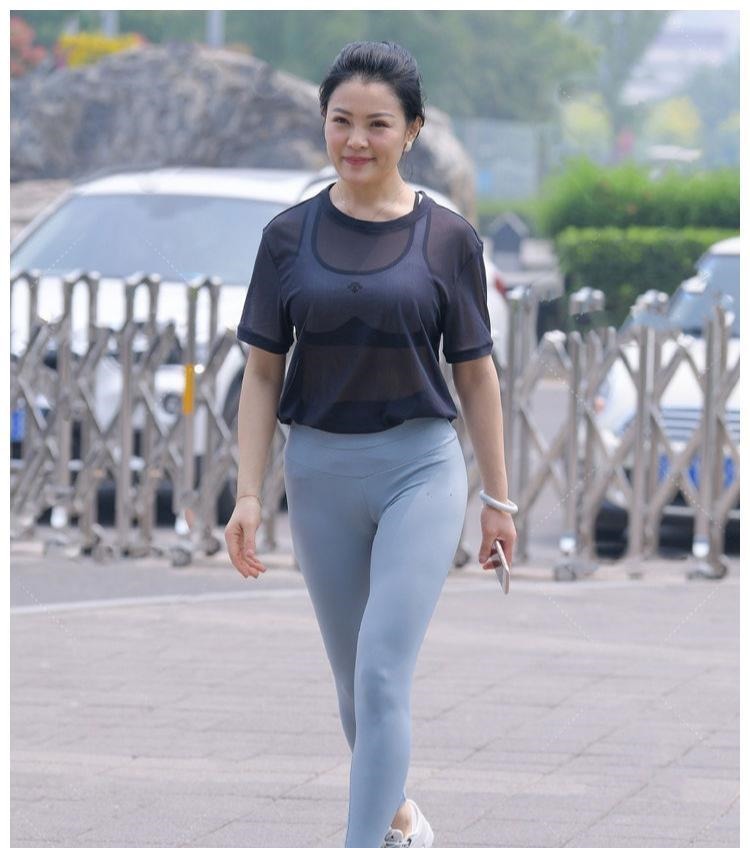 小肚子 浅蓝色款式的修身运动裤, 胜在色调清新接地气, 整个人更富亲和力