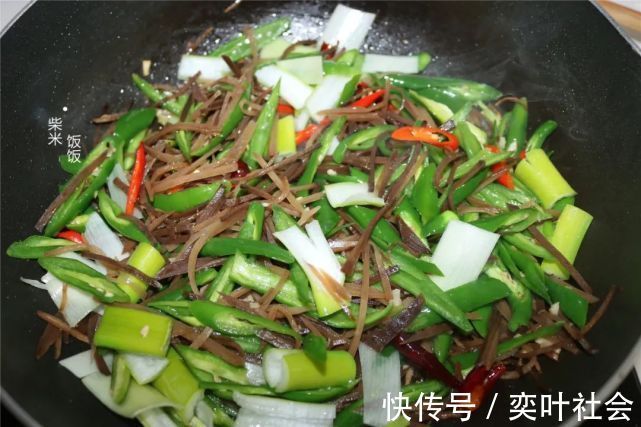 芥菜|这款开胃小咸菜，北方人餐桌上常见，炒一次吃几天，香辣下饭