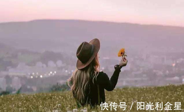 女人&不佩戴任何饰品的女人,身上通常有两个特质,尤其第二个很旺夫