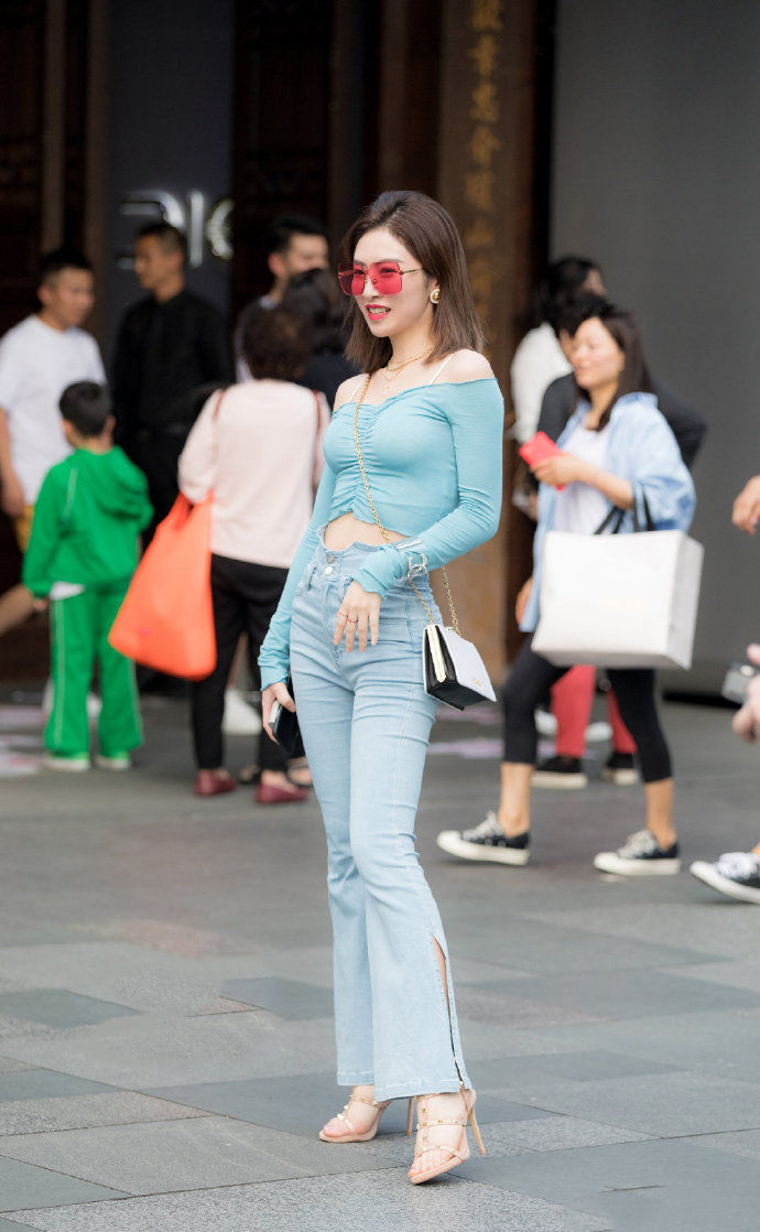 小姐姐|褶皱修身的连衣裙凸感更显瘦,小姐姐穿着就是美,养眼又好看