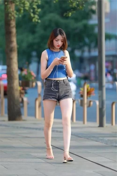 短裙|路人街拍,美女搭配一款细格子的高腰短裙,显得身材比例很好