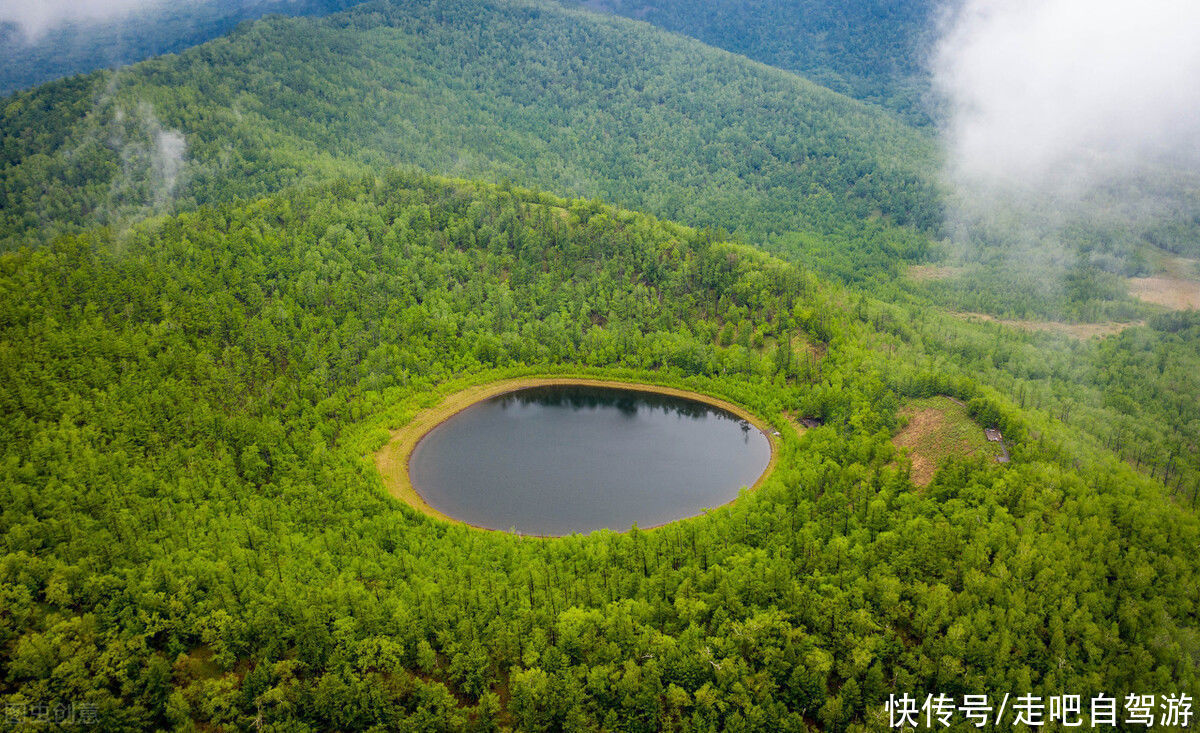 血色|在巴丹吉林沙漠深处，藏着一个神秘迷人的血色湖泊，妖异又美丽