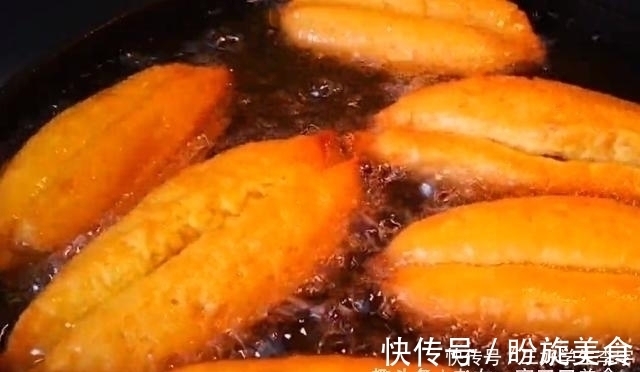 秘制|玉米面全身是宝，教你秘制新吃法，开水一烫筷子一压，比馅饼好吃