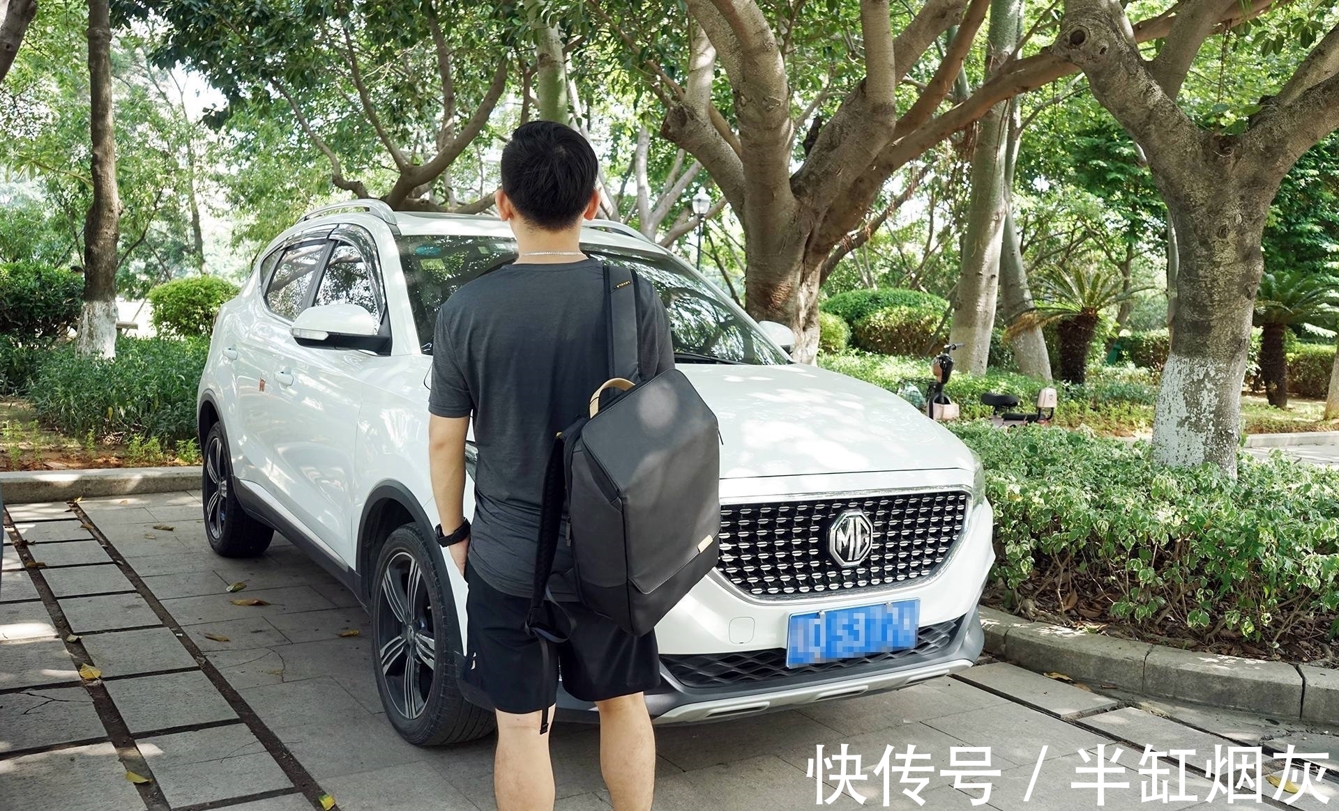 笔者 男人的背包就应该是这样有棱角,不复杂!第一眼就爱上了