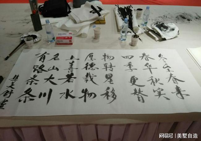 画家#赵美舒在北京保利国际会展中心展览现场即兴书法画山水,被赞好笔