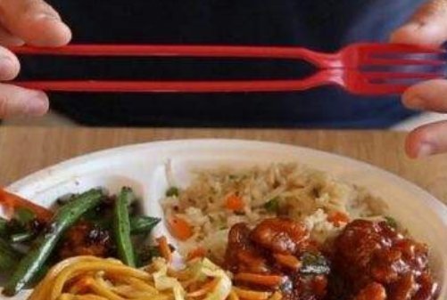 乐坏了|为了吃中餐,外国人发明“新型筷叉”,把中国网友乐坏了