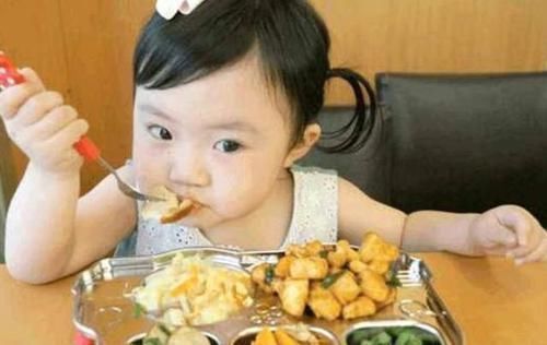 宝宝脖子长羽毛,家长当过敏治,医生说出原因家长吓出一身汗