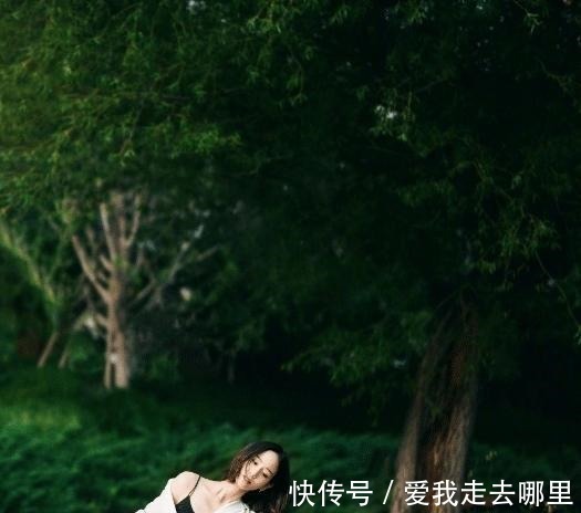 简下繁 张钧甯为了美豁出去了,衬衫穿一半把吊带露出来,反而显得很高级!