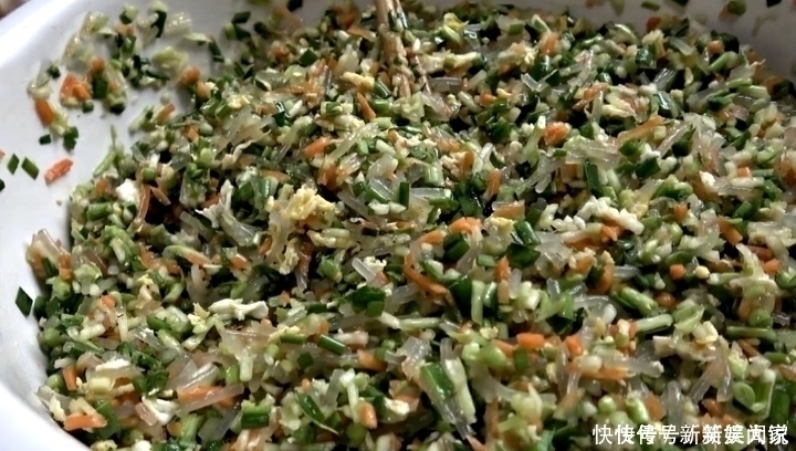 夏天，此菜正当季，2块钱一斤，做成馅饼，比韭菜茴香还好吃