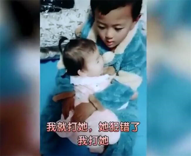 别人|妹妹犯错躲到哥哥怀里,哥哥的话让妈妈感动,网友:别人家的哥哥
