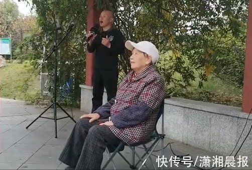 陈明明|暖心！57岁儿子带八旬母亲嗨歌解闷，两年走遍湘潭各个公园