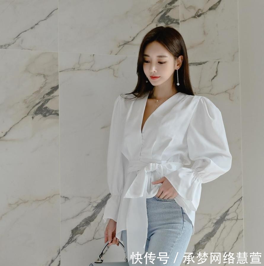 鉴赏|美女鉴赏:英吉利白砂银崖风铃纯色上衣