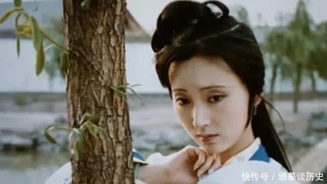 黛玉并非贾府年纪最大,王夫人称她大姑娘,暗中表达对贾母不满