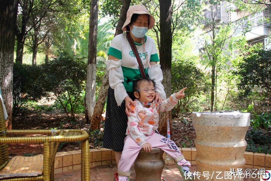 独子|残疾妈妈独子溺亡后，42岁借钱做试管婴儿，迎来女儿也迎来了悲剧