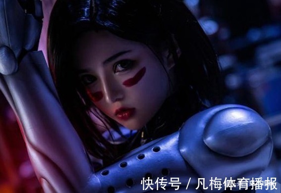 阿丽塔|女子穿“塑料袋”参加漫展,明明一丝不露,却让人害羞