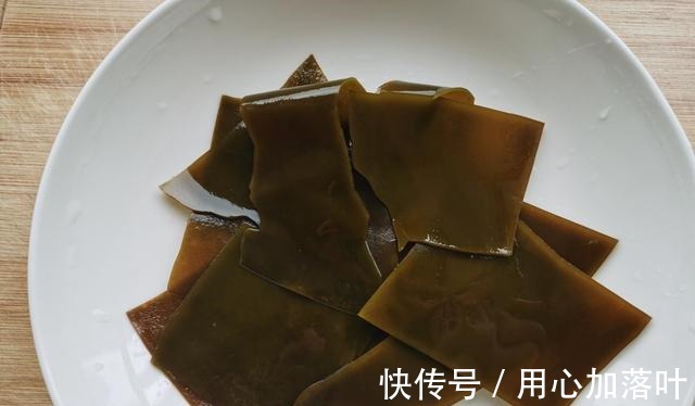 泡发海带时，切记不可只用清水，大厨教你一招，泡发快速还干净！