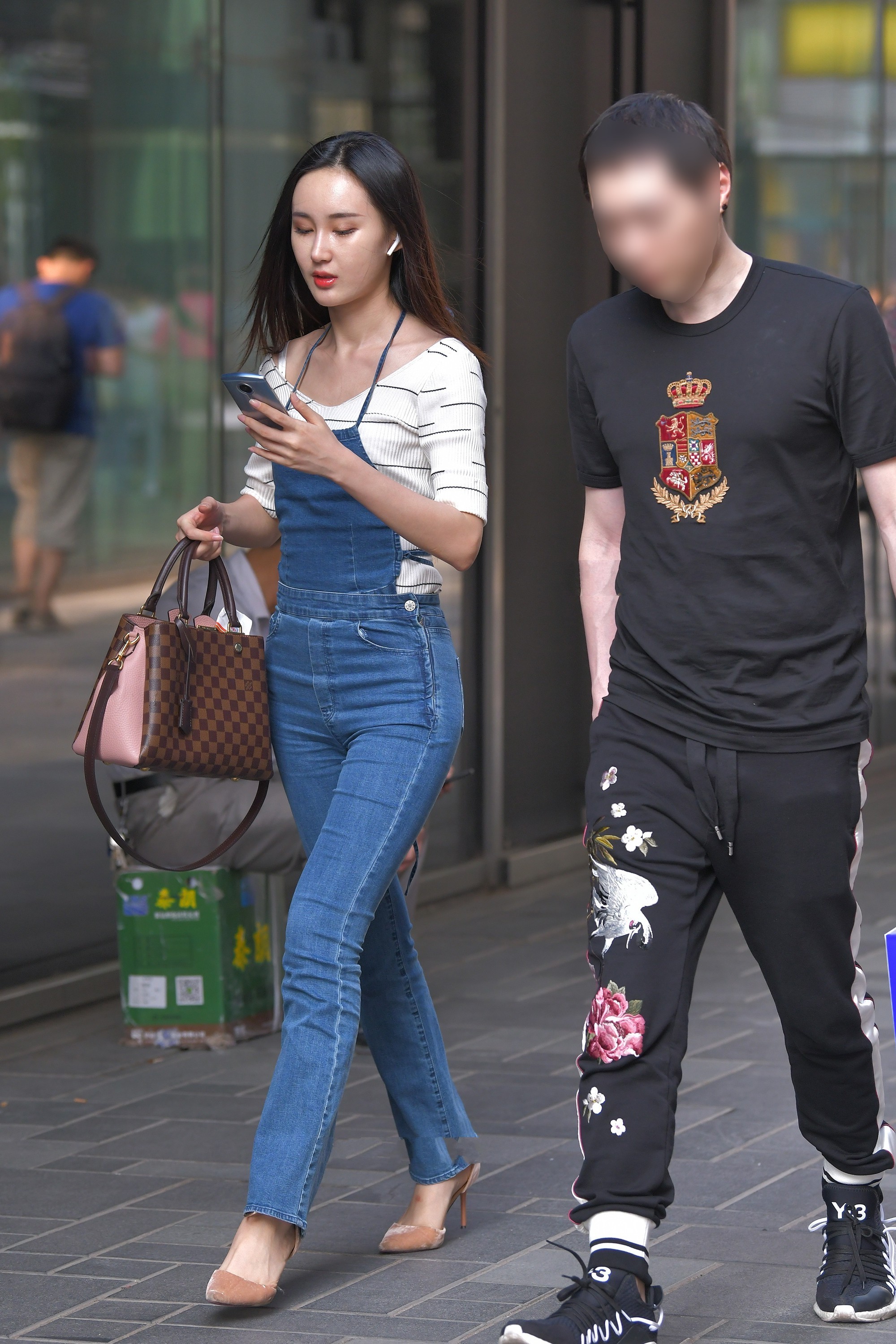 条纹针织衣搭配高腰牛仔裤，女神范儿十足，更显好身材