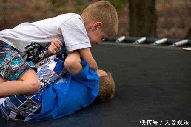 孩子们|孩子在外面受欺负,父母不能说这3个字,不然以后孩子会特别软弱