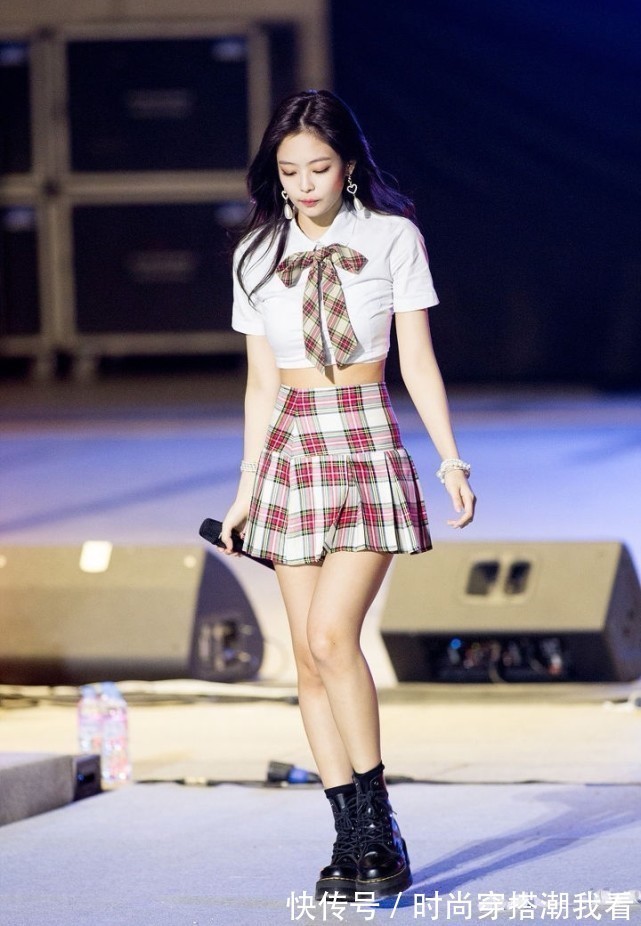 Jennie|穿衬衫配百褶裙的Jennie,甜美又漂亮,“漫画腰”太美了