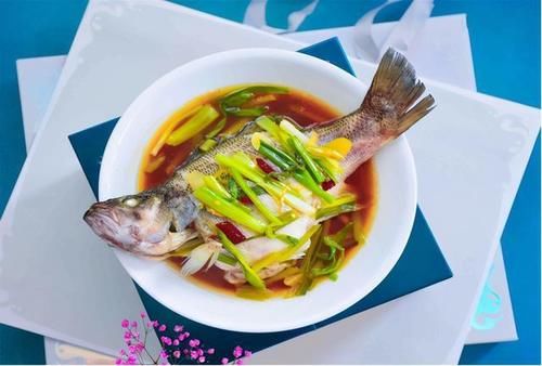  适合|清蒸鱼这样做，不放盐不放料酒还不腥，适合家常制作，健康美味