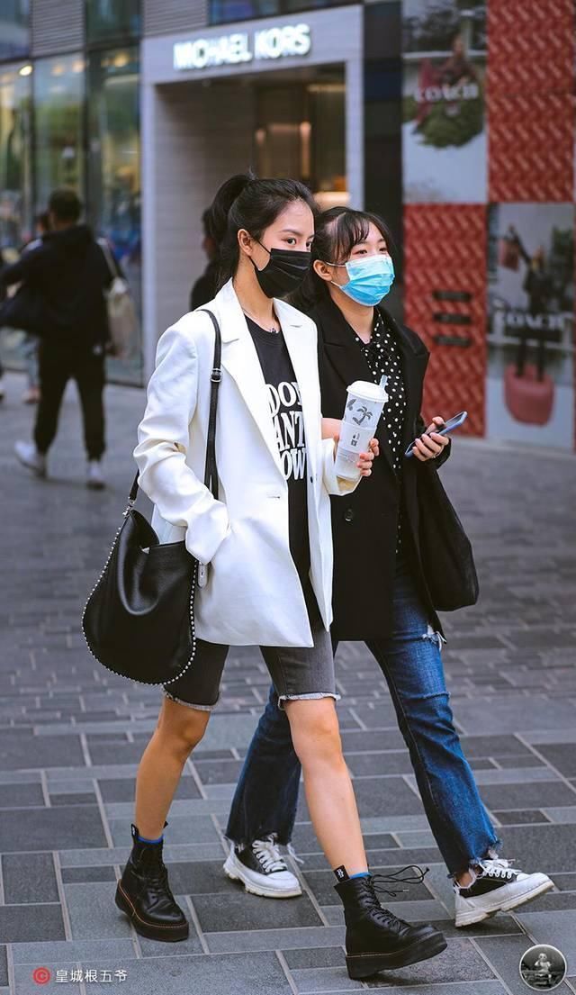 街拍大多数女孩子都喜欢的穿搭,时尚达人教你怎样搭配出大长腿
