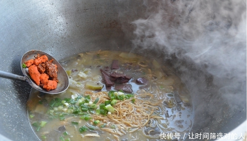  特色|奇闻：河南大叔卖特色“豆腐菜”，一天卖四五百碗，食客：好吃不