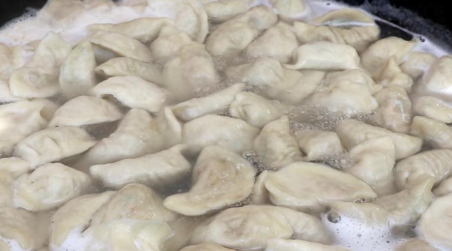 煮饺子是盖盖煮还是开盖煮?其实有讲究,难怪以前煮饺子老是破皮