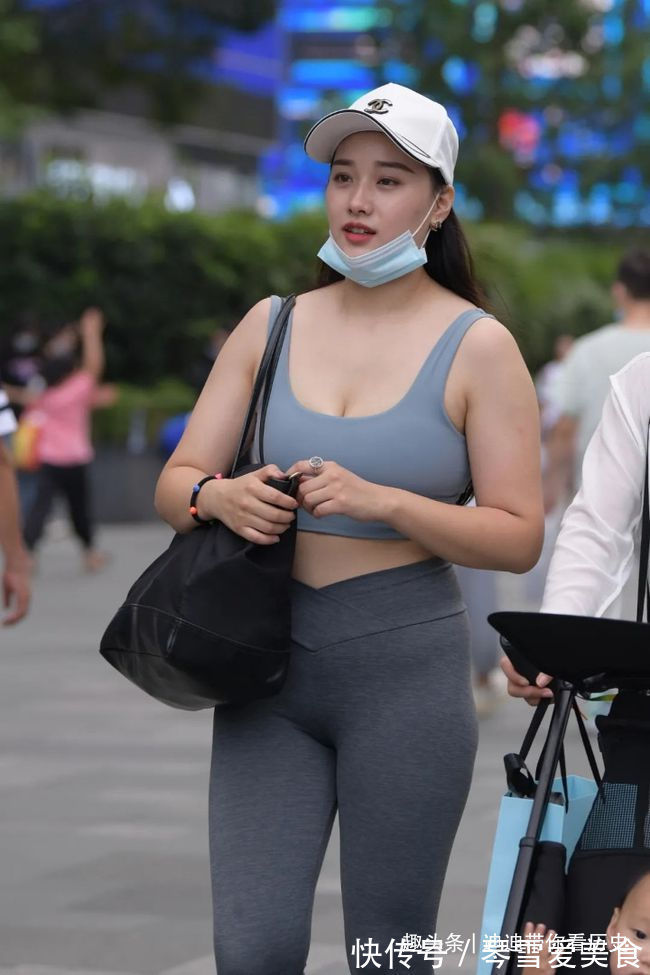 包臀裙 收腰牛仔短裤包臀裙瑜伽裤这三种装扮,时尚显瘦,吸睛无数