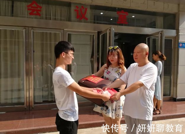 有钱人|“我买了一双的耐克鞋”,失去助学金,贫困生不配有好生活?