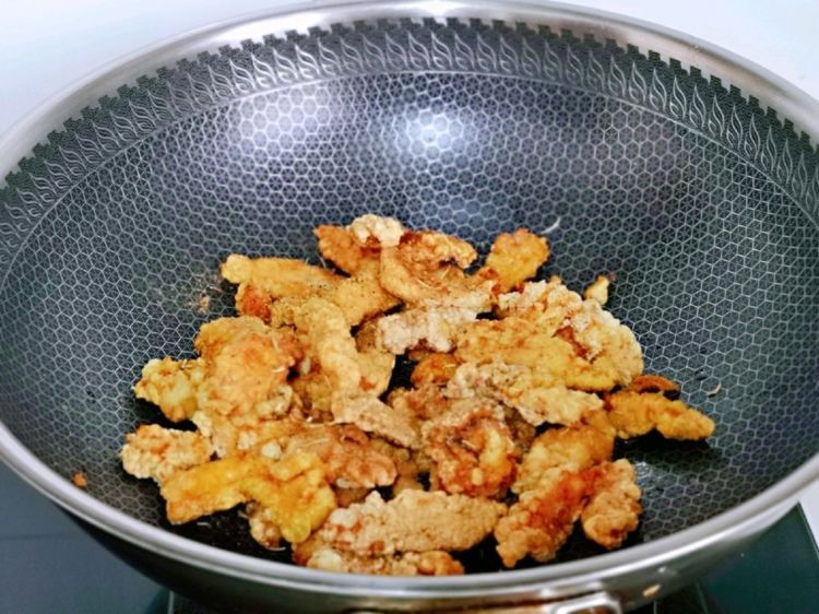 在家做好吃的小零食，椒盐鸡肉条太香了，孩子吃不够