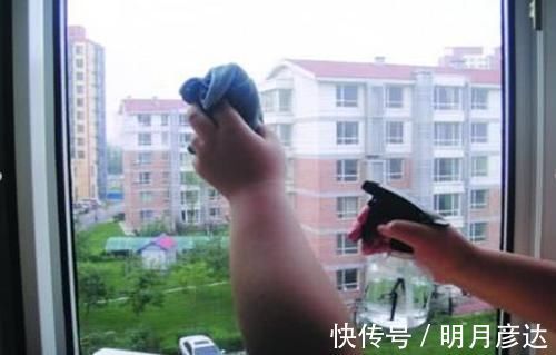 纱窗清洁很麻烦，其实需要对症下药，轻松把灰尘弄干净，真干净