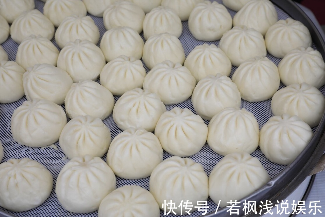 松软|蒸包子,万不可直接上锅蒸,牢记3个诀窍,包子鲜嫩松软,不塌陷