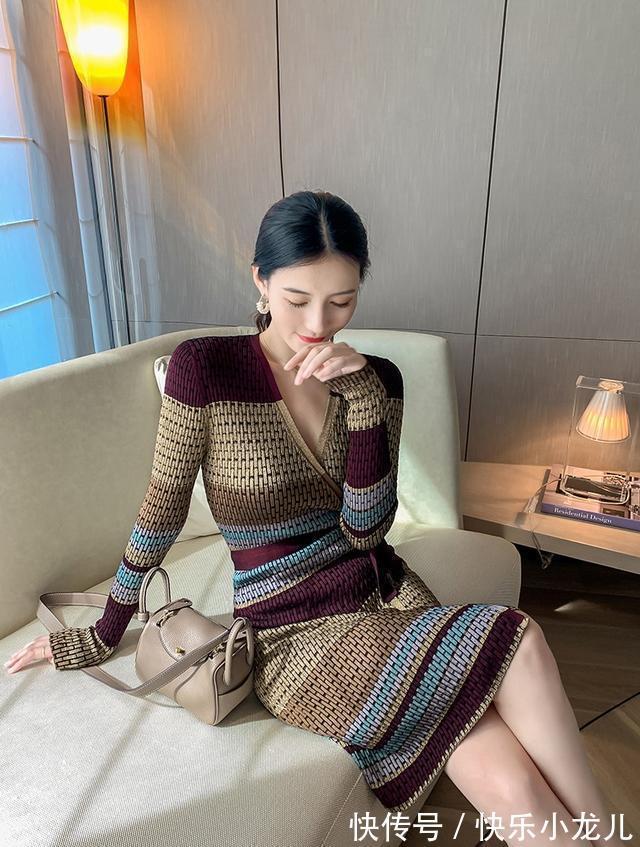 高跟鞋|秋天展现的是女人的精致，金属质感裹身连裙轻松穿出高级感