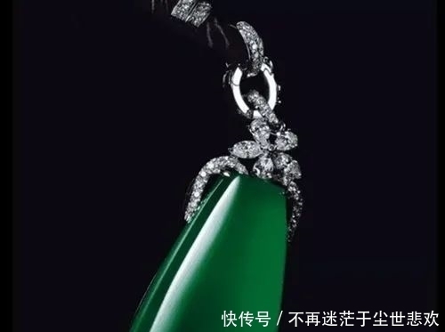 翡翠吊坠不仅增添亮点,更能突出您的品味