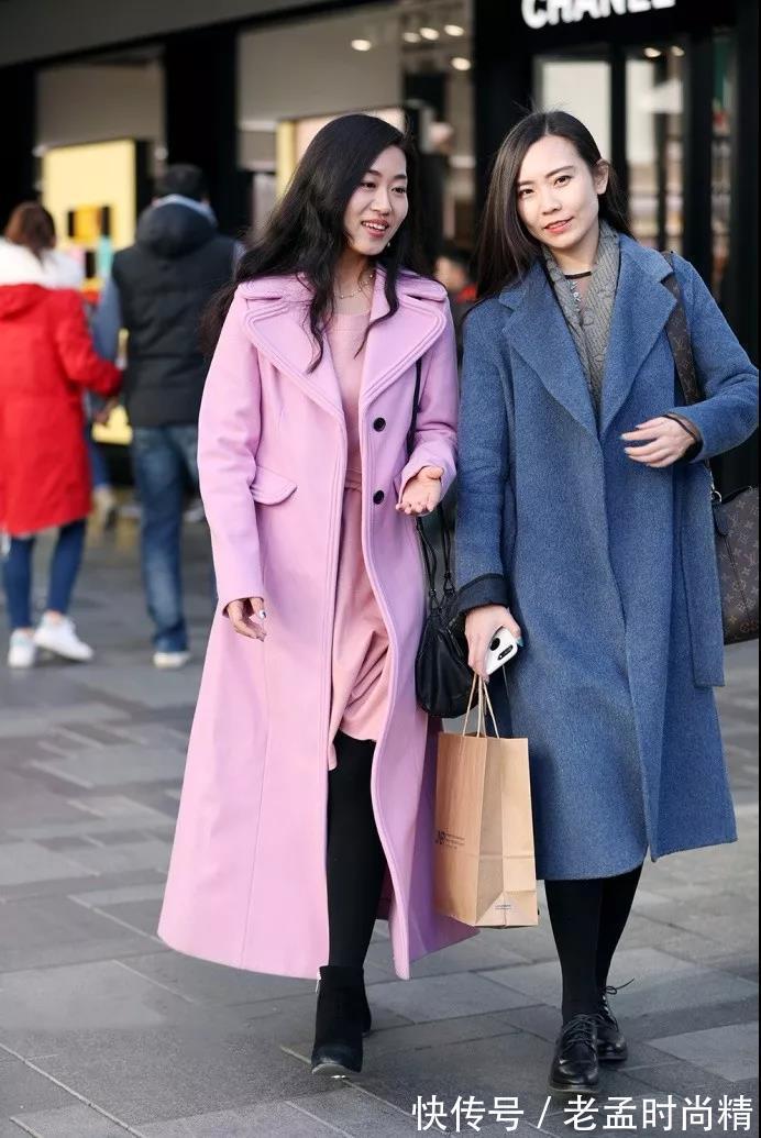 美少妇 街拍: 一对打扮时尚的成熟美少妇, 气质很知性, 谈吐很有雅致之美