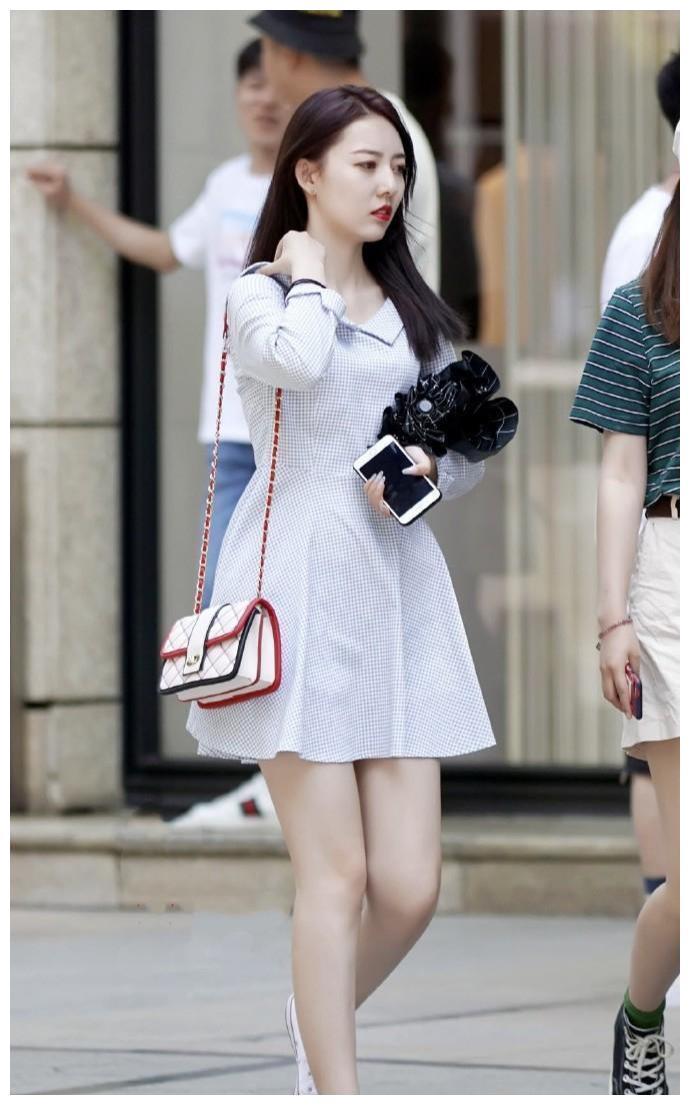 设计|白色调的连衣裙, 给人一种轻盈的感觉, 尽显青春透美