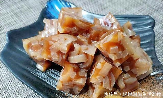 做猪皮冻时,直接煮就“废”了!多加这1步,皮冻更透亮,没腥味!